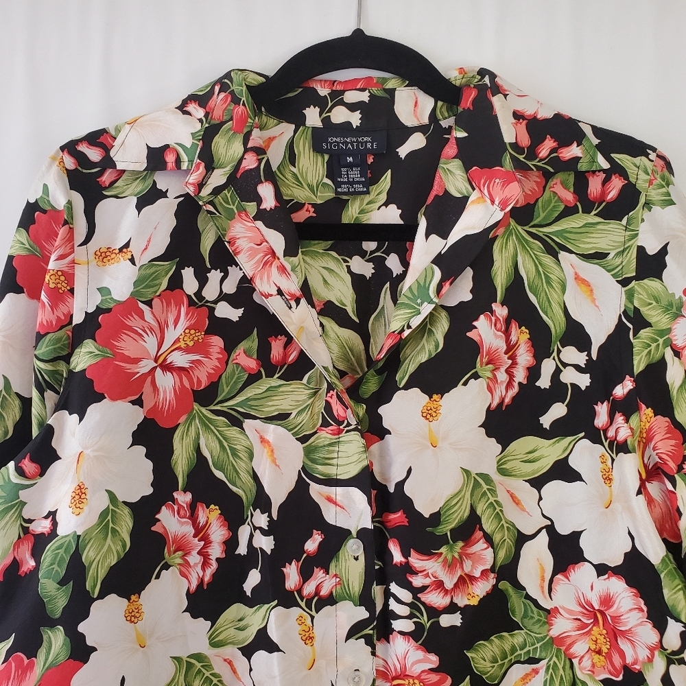 Jones New York Signature Size M 100% Silk button front 3/4 Sl blouse - Picture 2 of 8